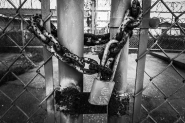 POLICAJCI ODVUKLI DEVOJKU U STANICU PA POČELI DA JE SKIDAJU! Bacili je na dušek, pa se IŽIVLJAVALI na smenu - kamera zabeležila SVE! (VIDEO)