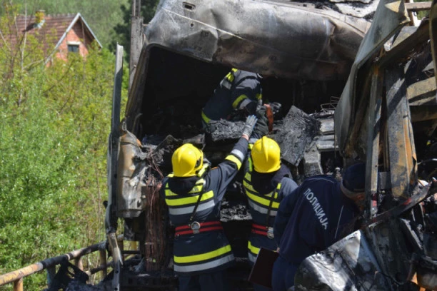 Stravična nesreća! Dve osobe poginule u sudaru kamiona i automobila