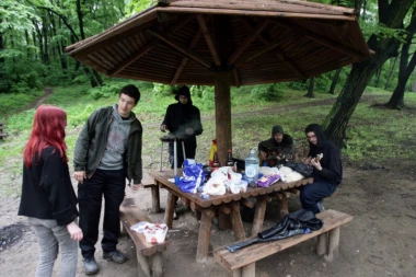 (FOTO) SRAMOTA! Đubre na sve strane na najpopularnijim srpskim izletištima!