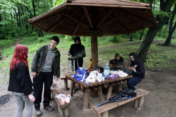 (FOTO) SRAMOTA! Đubre na sve strane na najpopularnijim srpskim izletištima!