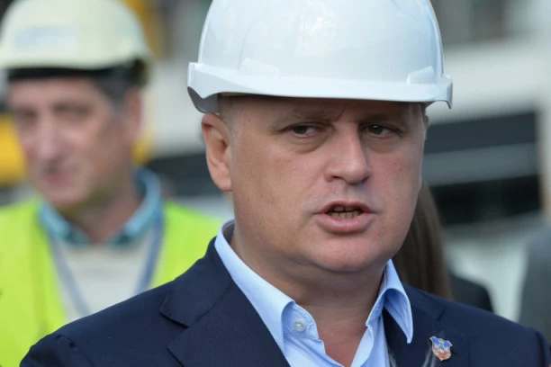 ZIMSKE SLUŽBE NA VISINI ZADATKA! Vesić potvrdio: Sve saobraćajne deonice u Srbiji OČIŠĆENE od snega!