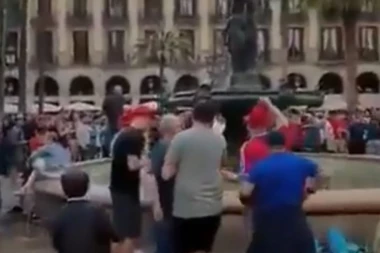 (VIDEO) "Redsi" divljali u Barseloni: Vređali kineskog turistu, pa ga ubacili u fontanu!