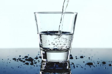 Snižava pritisak, briše bore, jača kosti... 10 dobrobiti mineralne vode za zdravlje!