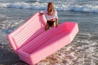 (FOTO) BIZARAN TREND: Hit leta će biti mrtvački sanduk na naduvavanje!