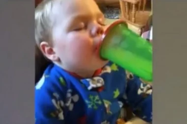 (VIDEO) PRESMEŠNO, PRESIMPATIČNO, LUDO: Urnebesan snimak u kojem bebe "izvode" dobro poznate situacije odraslih!