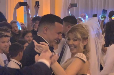 (FOTO, VIDEO) Danijela i Ivan raspametili plesom na svojoj svadbi, a tek da vidite mladinu venčanicu izbliza!