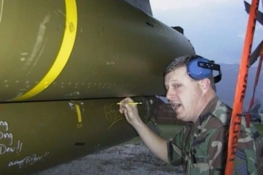 (FOTO) Srbi, ovo će boleti! Pogledajte jezive poruke na NATO projektilima