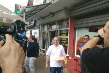 (VIDEO) Gužva ispred pekare u Borči: Zbog provokacije sa albanskim orlom, Gjuraj rešio da se iskupi