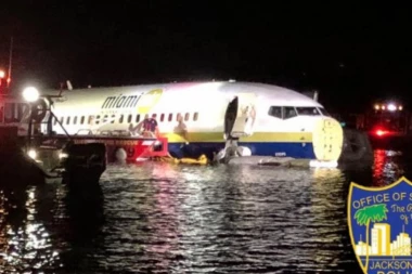(FOTO) Avion sleteo u reku, evo u kakvom su stanju putnici