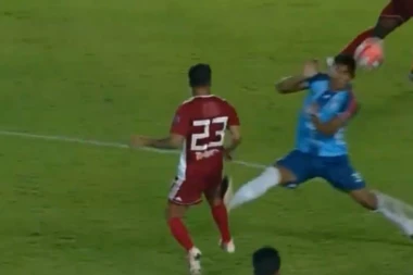 (VIDEO) Uhapsite krvnika! Brutalno faulirao rivala i slomio mu nogu na dva mesta!