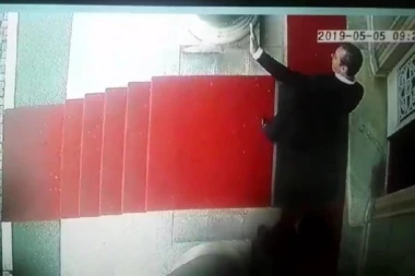 (VIDEO) Đilasovci ovo nisu očekivali: Vučić im mahnuo ispred Predsedništva