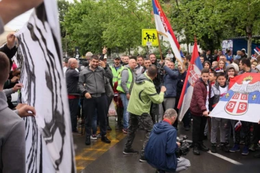 (VIDEO) Protest ispred pekare u Borči: Građani ogorčeni na Đuraja, traže od njega jednu stvar
