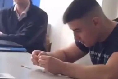 (ŠOK VIDEO) Balkanski đaci urnisali profesora u Beču, on ih pljunuo, oni smotali rizlu