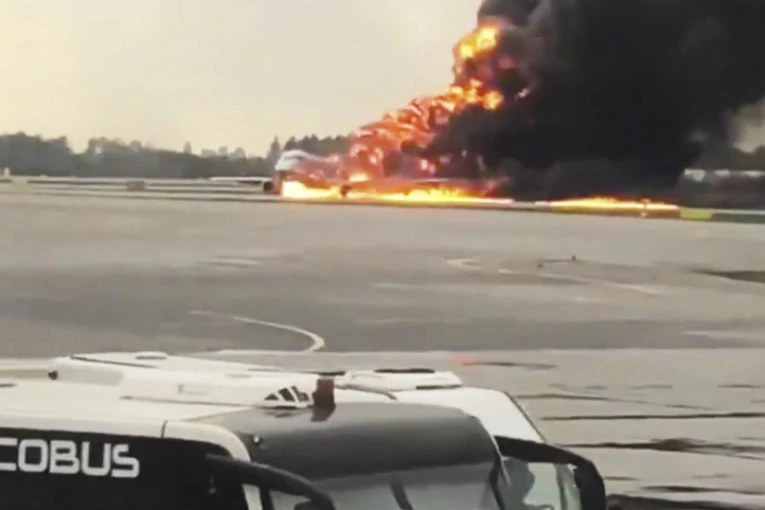 (VIDEO) Drama na aerodromu u Floridi: Avion U PLAMENU prinudno sleteo!