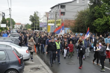 (FOTO) PRPA! Albanski pekar se sakrio iza žene, kad je video da se cela Borča digla na noge