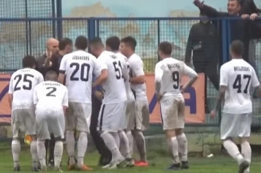 (VIDEO) Smejurija : VAR na srpski način - Juriš sudiju po terenu dok ne poništi gol!