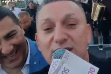(VIDEO) Žestoko se ovajdio: Šako Polumenta na romskoj svadbi od bakšiša jedva držao mikrofon!