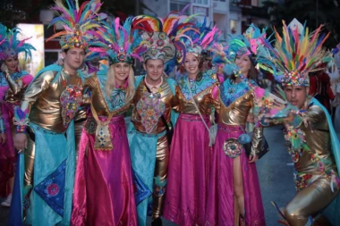 FEŠTA POD MASKAMA OTVORILA LETNJU SEZONU U BUDVI: Više od 2.000 učesnika obeležilo ovogodišnje "Karnevalske majske večeri"