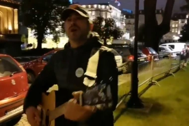 Najbolji Boškov drugar, Sergej Trifunović noćas je po zadatku SzS ispred Predsedništva Srbije ismevao Kosovo i kosovske Srbe!