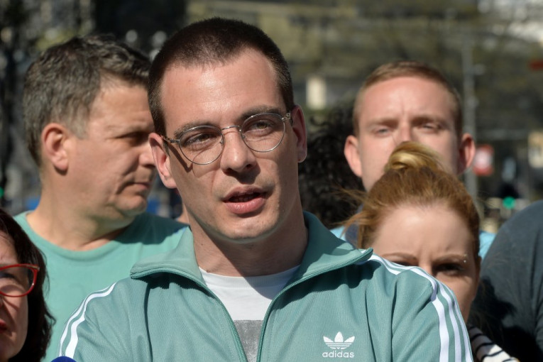 Marko Bastać preko razglasa brutalno vređao aktiviste SNS-a