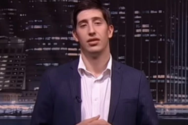 LAV PAJKIĆ NAPADNUT ISPRED PORODIĆNOG DOMA! Udarali ga u glavu i vređali njegovu pokojnu majku i Vučića