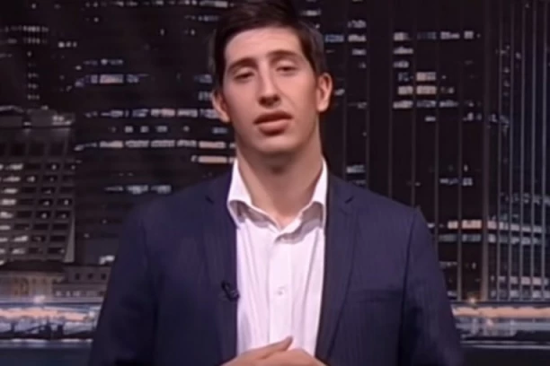 LAV PAJKIĆ NAPADNUT ISPRED PORODIĆNOG DOMA! Udarali ga u glavu i vređali njegovu pokojnu majku i Vučića