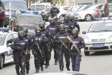 MUP odgovorio na lažne optužbe: Nije kupljeno nijedno blindirano vozilo  "lend rovera"