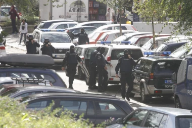 Motkama naneli tinejdžeru povrede opasne po život! Policija uhapsila dva huligana, traga se za ostalima