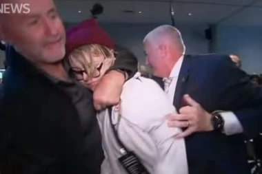 (VIDEO) Žena jajetom napala premijera, pa je ščepali kao teroristu