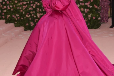 U OVOME JE IZAŠLA NA ULICU! Eksperti tvrde da je modna ikona, ali ko bi se još usudio na takav potez?