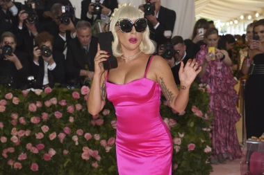 "SAMO DVA MINUTA TRAŽIM": Lejdi Gaga objavila BROJ TELEFONA, fanovi MANIJAKALNO zovu!