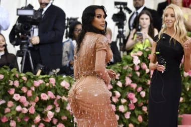 KIM KARDAŠIJAN PREKLINJE ĆERKE DA NE BUDU KAO ONA: Poznata diva otvorila dušu o svom ŽIVOTU, a priznala i OVO!