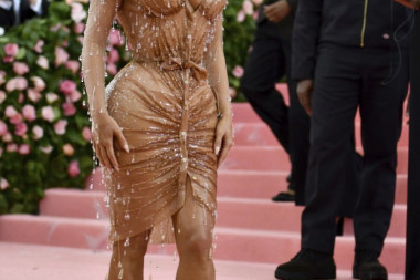 ELEGANCIJA ILI PRETERANCIJA: Da li Kim Kardašijan pogrešila što je ovo obukla na venčanju Paris Hilton