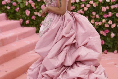 SKROZ GOLA: Trudna reperka podigla buru na društvenim mrežama