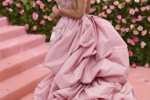 (FOTO) NESTALA NA ČETIRI MESECA PA ŠOKIRALA FANOVE: Obnažena Niki Minaž zaludela je sve!