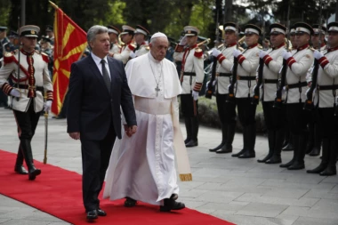 (FOTO) Papa stigao u Makedoniju, dočekan uz hleb i so
