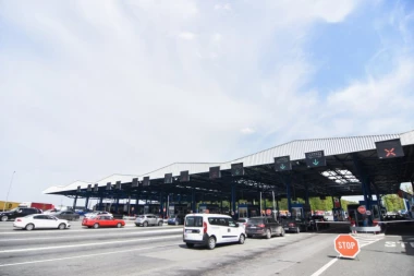 TURISTIČKA SEZONA DONOSI I GUŽVE: Kamiondžijama ovaj prelaz kao iz PAKLA, čekanje na skoro 40 stepeni!