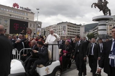 (FOTO) Papa drži misu u Skoplju pred 15.000 ljudi