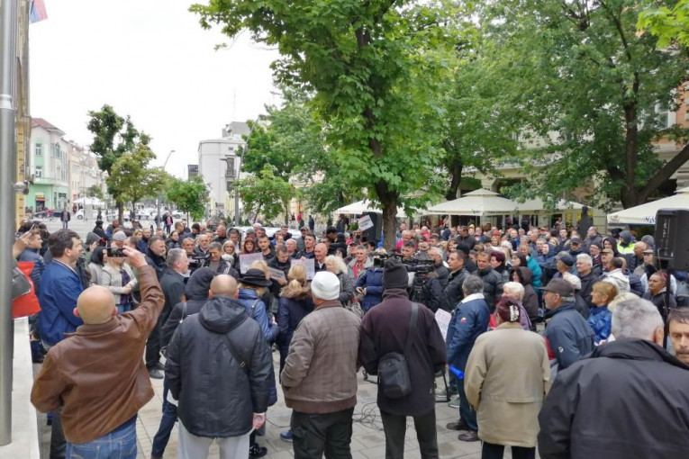 (FOTO, VIDEO) Građani Šapca ustali protiv Zelenovićeve tiranije i lopovluka!