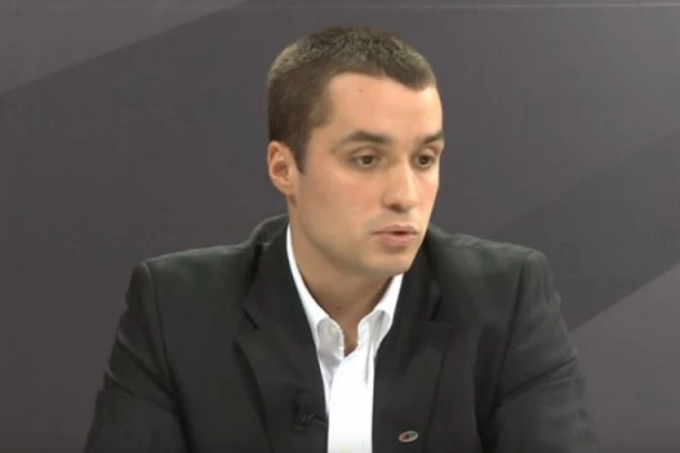 ČLAN PREDSEDNIŠTVA SNS LUKA PETROVIĆ PORUČIO VESNI PEŠIĆ: Žao mi je zbog Vaše demencije, ali ostavite predsednika Vučića i Srbiju na miru