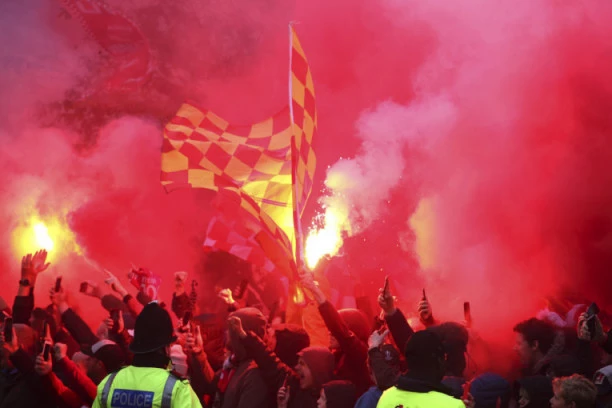 KRVAVI OBRAČUN: Žestoka TUČA navijača i policije! Ima POVREĐENIH