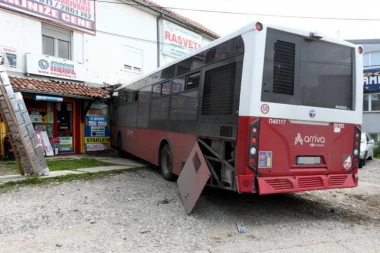 Morao sam da skrenem da ne bih poubijao narod! Vozač autobusa koji se zakucao na Zvezdari smogao snage da progovori