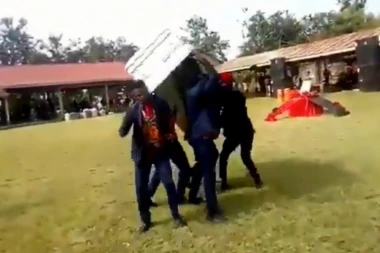 (VIDEO) Ispustili su kovčeg usred sahrane, a telo je ispalo iz njega: Porodica u šoku gledala bizaran prizor