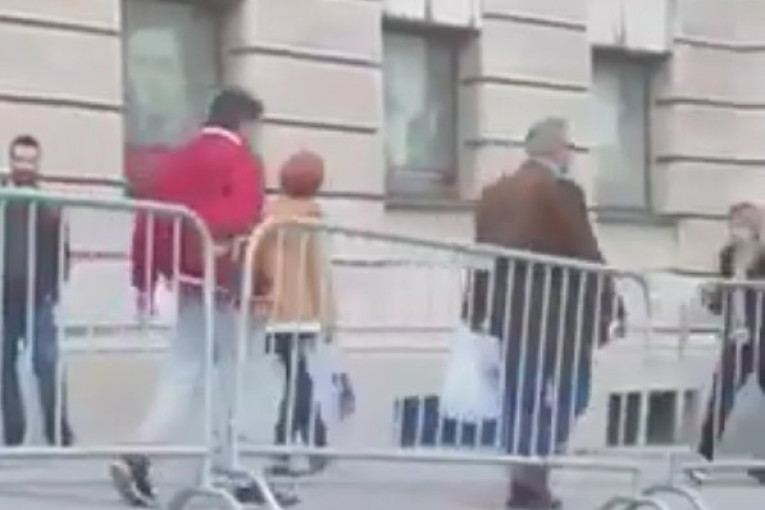 (VIDEO) Pogledajte kako je superdeka rasturio Đilasove i Jeremićeve huligane na Trgu republike