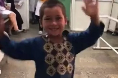 (VIDEO) Snimak koji mami osmeh: Dečak iz Avganistana pleše, jer je dobio veštačku nogu