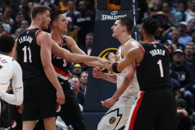 (VIDEO) Evo šta je publika uzvikivala nakon nasrnuča Jokića na protivnika