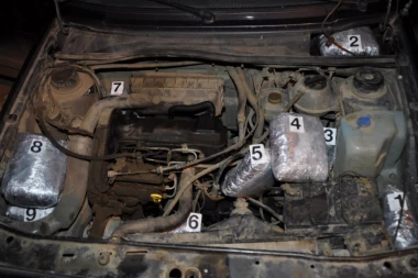 (FOTO) Krio pakete marihuane ispod haube automobila