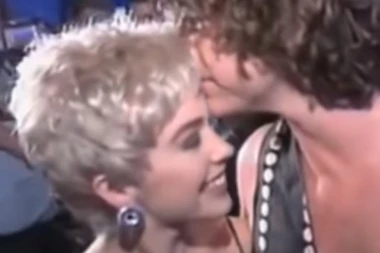 (VIDEO) S njim je ušla u klub ljudi koji su imali seks u avionu: Radili su to tik do premijera...