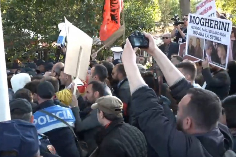 (VIDEO) Šiptarska svinjarija: Sledbenici OVK divljaju u Tirani, protestvuju protiv dolaska Vučića i Dodika