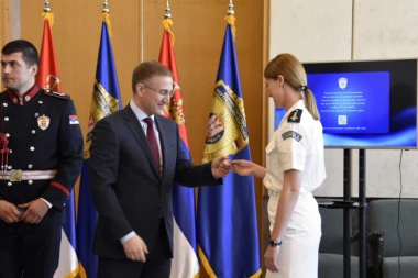 Ministar podelio prve kartice za popuste zaposlenima u MUP-u